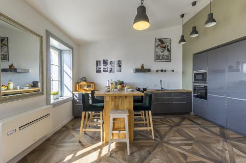 une cuisine avec une table et des chaises en bois dans l'établissement Le petit prince - Première conciergerie, à Montpellier