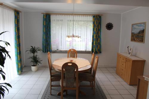 a dining room with a table and chairs at Ferienwohnungen Vorwerk in Schneverdingen
