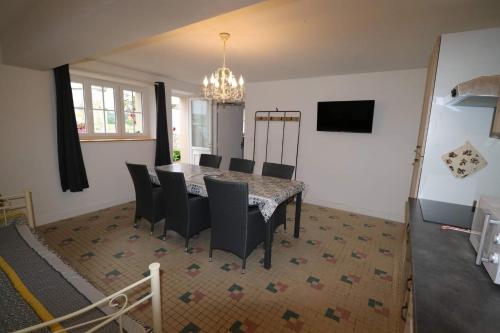 une salle à manger avec une table et des chaises dans l'établissement Gîtes du Franc Rosier 2, à Rigny-Ussé
