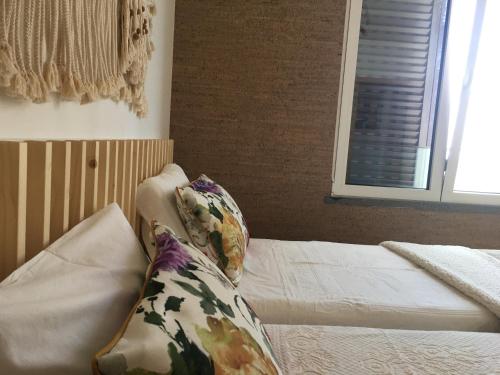 מיטה או מיטות בחדר ב-Tamariz Adventure - Sea View and Free Parking