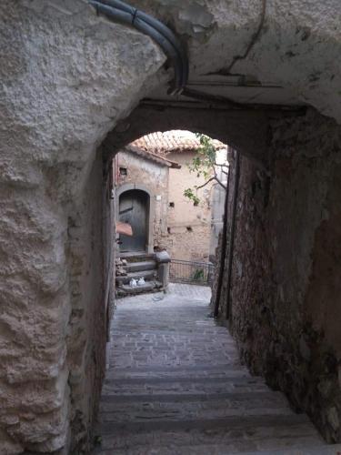 an alley way in an old stone building at Tre metr sopra il cielo '' GiraSoli'' in Felitto