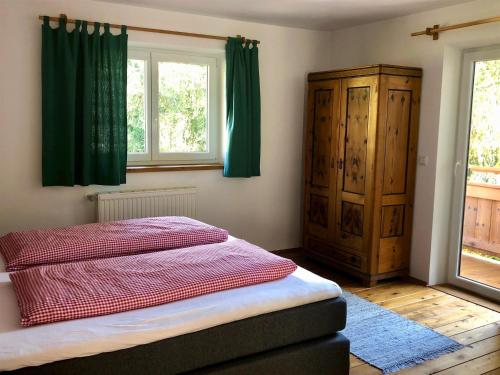 Una cama o camas en una habitación de Haus Widmann