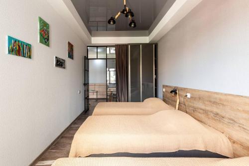 Un dormitorio con dos camas en una habitación. en Veli group Apartment in Old City, en Kutaisi