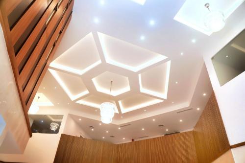 techo con una lámpara de forma hexagonal en una habitación en KTDC Grand Chaithram en Thiruvananthapuram