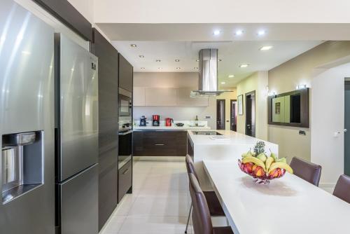 Evgenias Luxury Apartment with Rooftop Pool -Parking