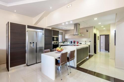Evgenias Luxury Apartment with Rooftop Pool -Parking