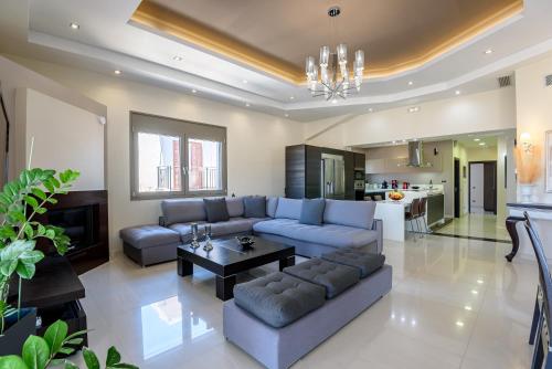 Evgenias Luxury Apartment with Rooftop Pool