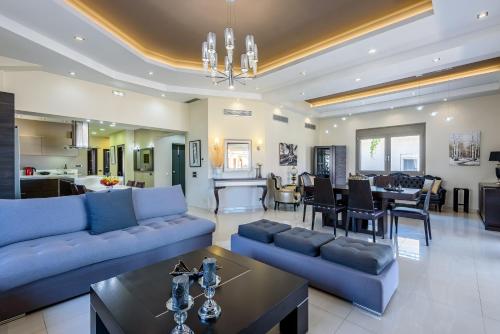 Evgenias Luxury Apartment with Rooftop Pool -Parking