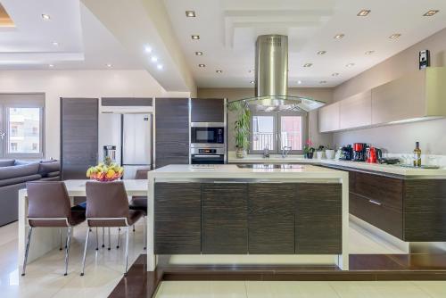 Evgenias Luxury Apartment with Rooftop Pool -Parking