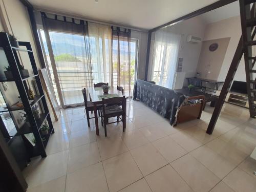 Posedenie v ubytovaní Seaside Beach Apartment