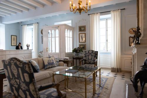 sala de estar con sofá y sillas en Hôtel de Toiras en Saint-Martin-de-Ré