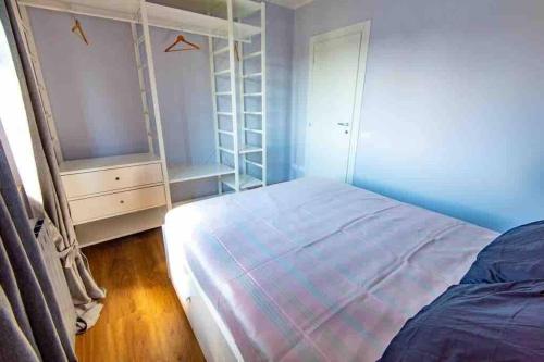 1 dormitorio con 1 cama y vestidor en Sirmione Emma Appartamento, en Sirmione