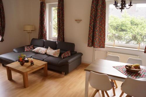 uma sala de estar com um sofá e uma mesa em Ferienhaus Weitblick em Bad Pyrmont