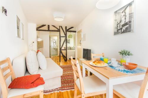 - un salon avec une table et un canapé blanc dans l'établissement Guest Inn Alfama, Premium Apartments, à Lisbonne