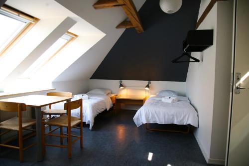 Nexø Modern Hostel. Private Rooms tesisinde bir odada yatak veya yataklar