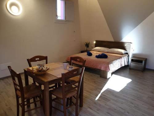 a bedroom with a bed and a table and chairs at Locazione turistica da Enzo e Maria in Ragusa