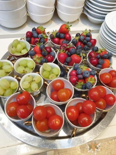 un montón de tazones de fruta en una mesa en Hotel Gulden Vlies en Bruges