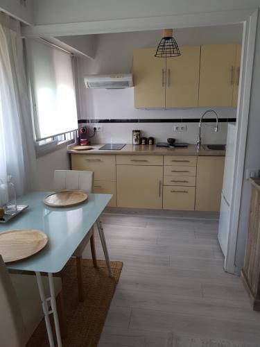uma pequena cozinha com uma mesa azul e um balcão em Magnifique Studio Cannes em Cannes