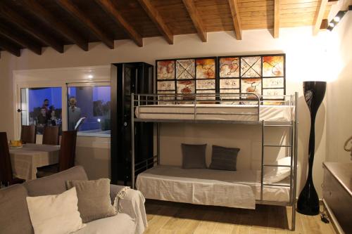 uma sala de estar com 2 beliches e um sofá em SEA VIEW APARTMENT 15 MIN FROM ATHENS AIRPORT em Nea Makri
