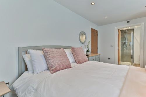 Ένα ή περισσότερα κρεβάτια σε δωμάτιο στο Finest Retreats - 13 Belle House - Apartment 3