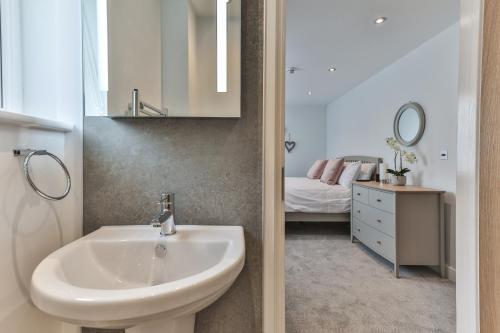 Ένα μπάνιο στο Finest Retreats - 13 Belle House - Apartment 3