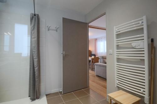 La Petite Montille في لو مونت دوري: غرفة مع باب يؤدي إلى غرفة المعيشة