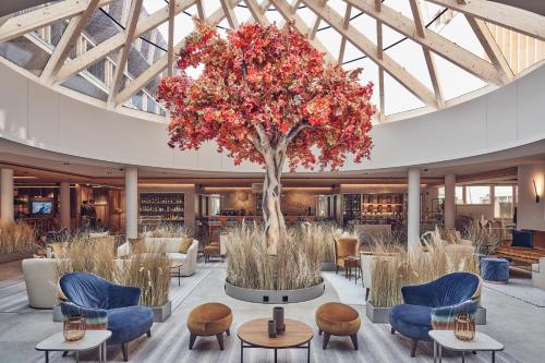 un grande albero al centro di una hall di Falkensteiner Hotel Kronplatz - The Leading Hotels of the World a Brunico