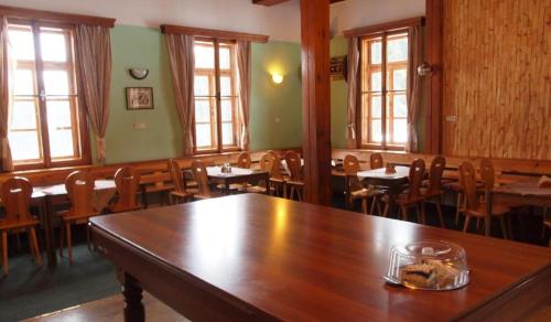 ห้องอาหารหรือที่รับประทานอาหารของ Modrokamenná bouda