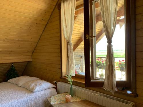 een slaapkamer met een bed in een kamer met een raam bij Lubāna mitrāja informācijas centrs in Abaine