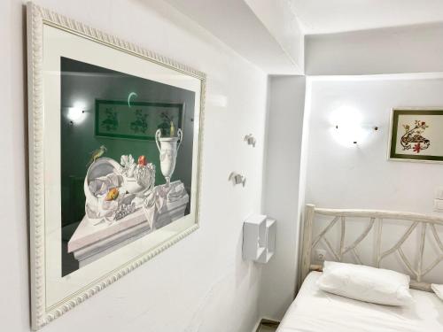 een foto aan een muur in een slaapkamer bij Lion House II in Ioulida