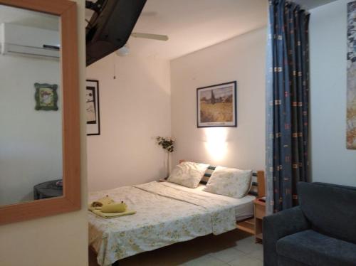Tempat tidur dalam kamar di צימר ארבלית - ליד טבריה ו כנרת בגליל ב ארבל