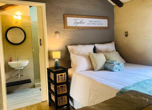 Una cama o camas en una habitación de The Loft@Santorini