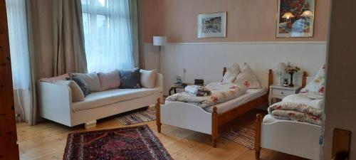 ein Wohnzimmer mit 2 Stühlen und einem Sofa in der Unterkunft Da Tizzi in Deutschlandsberg