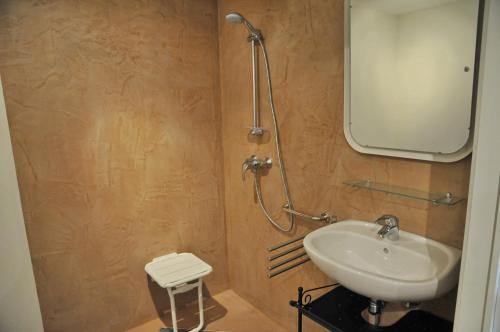 W łazience znajduje się umywalka i prysznic. w obiekcie Gite La Grange de Marcel w mieście Noiseux
