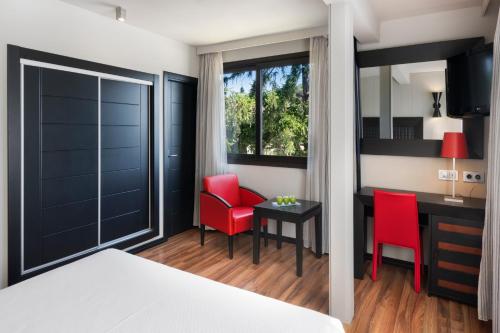 Letto o letti in una camera di Salles Hotel Aeroport de Girona