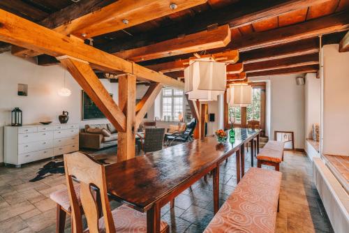 أوبيستر بانزيو في باداتشونيتوماي: مطبخ وغرفة معيشة مع طاولة وكراسي خشبية