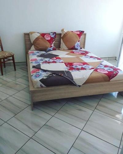 uma cama com uma colcha num quarto em Casa Denisa em Sulina