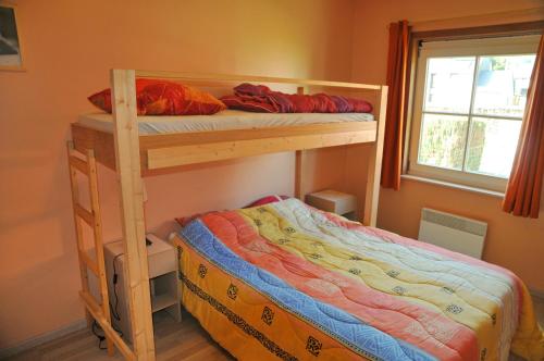 1 dormitorio con 2 literas y 1 cama en Villa Achille, en Somme-Leuze
