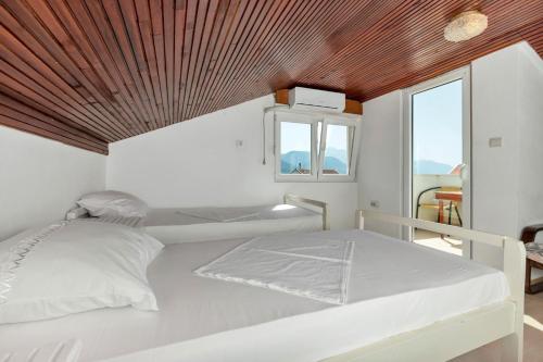 Säng eller sängar i ett rum på Davidovic Apartments