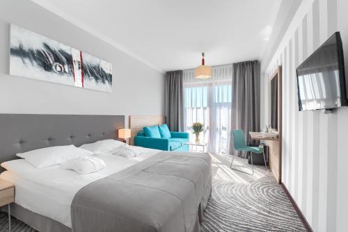 コウォブジェクにあるHotel Leda Spa - Adults Onlyの大きなベッドとデスクが備わるホテルルームです。