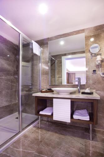 ein Badezimmer mit Waschbecken und Dusche in der Unterkunft Mirilayon Hotel - Old Town in Istanbul