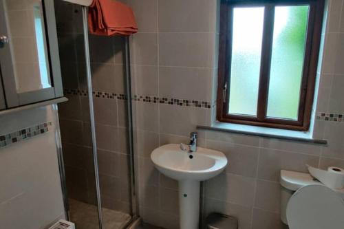Ванная комната в Luxury 'Cois Abhainn' Self Catering Apartment