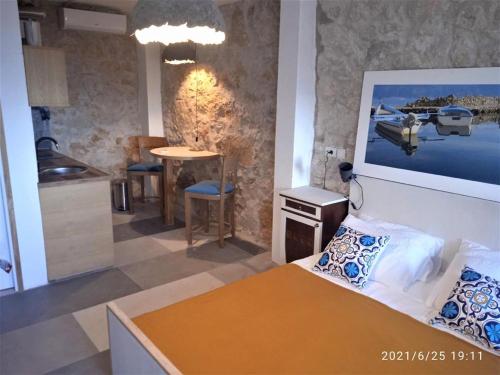 Piccola camera con letto e cucina. di Agave apartments a Stara Baška
