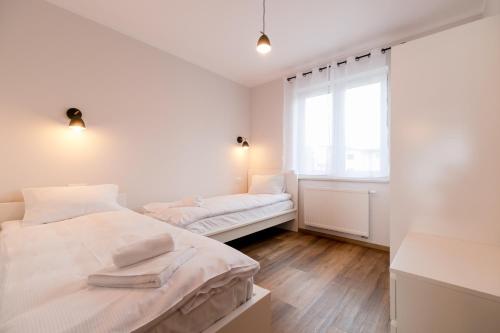 Posteľ alebo postele v izbe v ubytovaní Apartamenty Pod Lasem z klimatyzacją i 2 sypialniami - Dream Apart