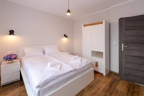 Katil atau katil-katil dalam bilik di Apartamenty Pod Lasem z klimatyzacją i 2 sypialniami - Dream Apart