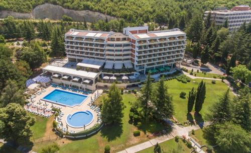eine Luftansicht eines Hotels mit Pool in der Unterkunft Hotel Bellevue - Metropol Lake Resort in Ohrid