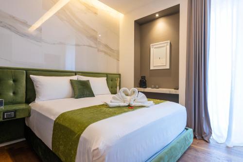 um quarto com uma cama com duas toalhas em B&Z LUXURY em Bari
