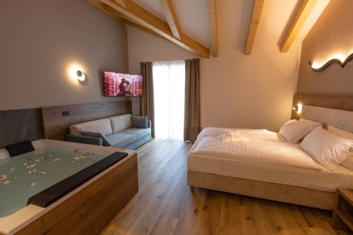 Una cama o camas en una habitación de Àlia Bianca Active & Family Hotel