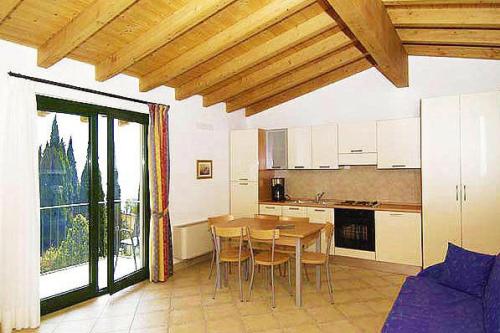 - une cuisine et une salle à manger avec une table et des chaises dans l'établissement Apartments Cepo Pieve di Tremosine - IGS01304-DYD, à Tremosine