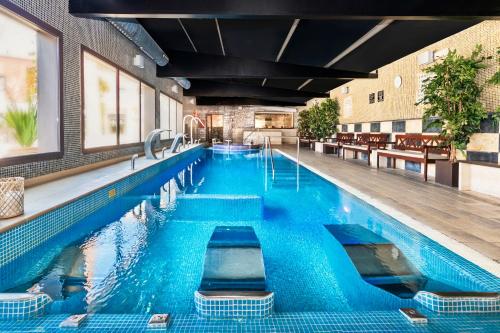 Piscina di Salles Hotel Aeroport de Girona o nelle vicinanze